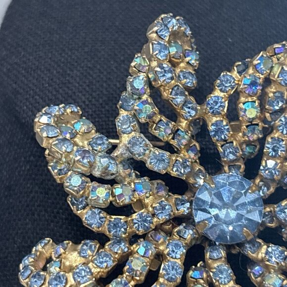 Vintage Hattie Carnegie Brooch Blue Rhinestone Gold Tone Signed - Picture 12 of 14